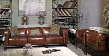 Canapé industriel en cuir dans salon vintage