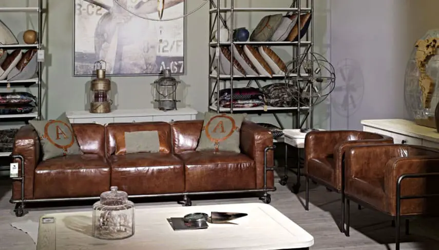 Canapé industriel en cuir dans salon vintage